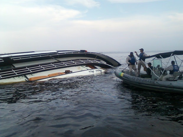 Mergulhadores da Marinha e dos Bombeiros verificaram interior da embarcação (Foto: Divulgação/Marinha)