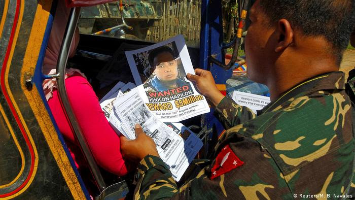 Philippinen Soldat mit Steckbrief eines Abu Sayyaf-Mitglieds (Reuters/M. B. Navales)