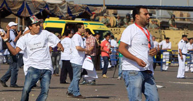 أنصار مبارك يرشقون المتواجدين خارج المحكمة
