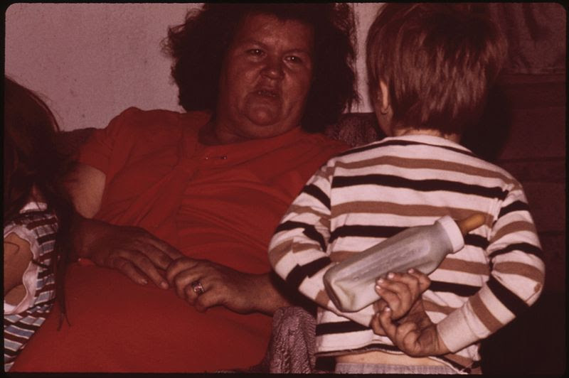 File:MRS. MAY WATKINS OF MULKY SQUARE WITH HER THREE-YEAR-OLD SON KEVIN, ONE OF NINE WATKINS CHILDREN - NARA - 553523.jpg
