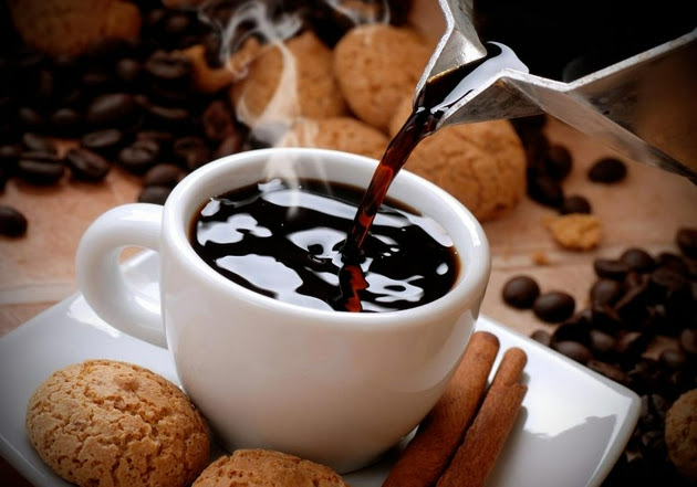 每天喝2-3杯咖啡或3-5杯茶，或者同时喝4-6杯茶或咖啡的测试者患中风、痴呆症发病率最低，与那些既不喝咖啡也不喝茶的人相比，每天喝2-3杯咖啡和2-3杯茶的测试者中风风险降低32%。