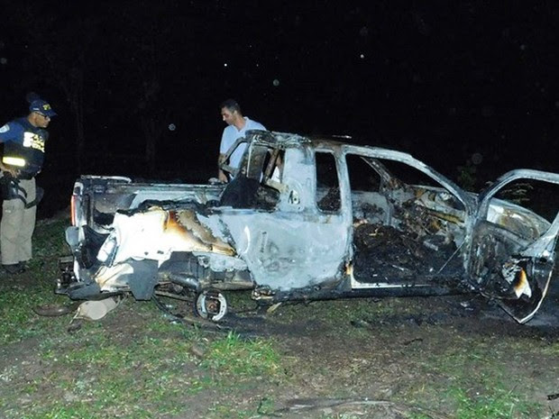 Um morre carbonizado após carro capotar e pegar fogo na Bahia (Foto: Divulgação/ Verdinho Itabuna)