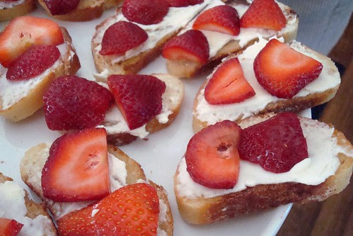 Grilled Cinnamon Bruschetta with Strawberries and Mascarpone