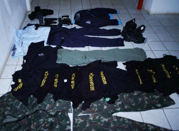 Falso policial é rpeso com fardas da polícia (Foto: Ronda do Quarteirão/Divulgação)