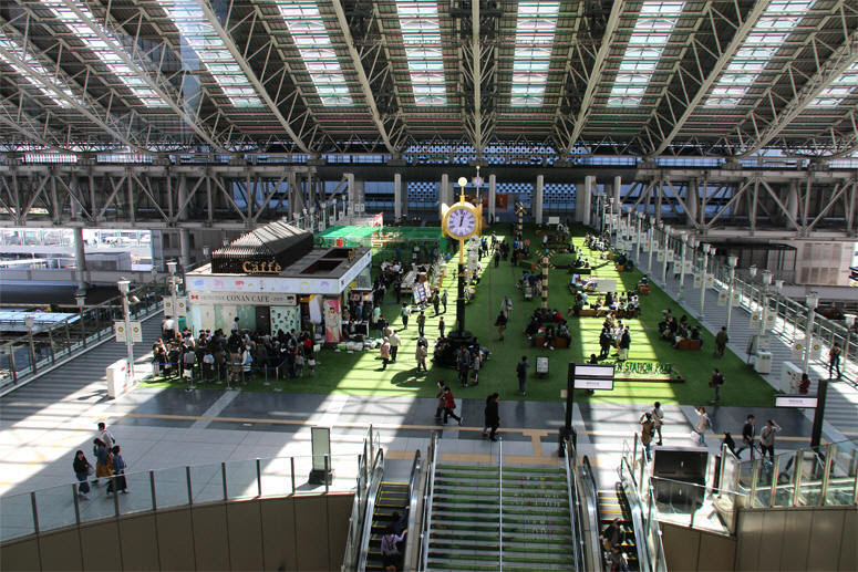 異常な人気の 名探偵コナン 大阪ステーションシティ５階の時空の広場に 名探偵コナンカフェ が登場 陽は西から昇る 関西のプロジェクト探訪