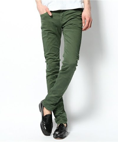 緑 グリーンパンツをお洒落に着こなす メンズおすすめカラーパンツ