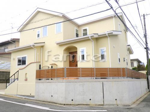 施工例和泉市 外構工事 玄関アプローチ階段 洋風門柱 塗り壁 玄関ポーチ 床石貼り 表札灯ライト照明 郵便受けポスト 鋳物玄関門扉 玄関階段手すり 目隠しデザイン塗り壁 スリット加工 カーポート 境界フェンス塀 化粧ブロック 勝手口門扉 洗濯干し屋根 タイルデッキ 立水