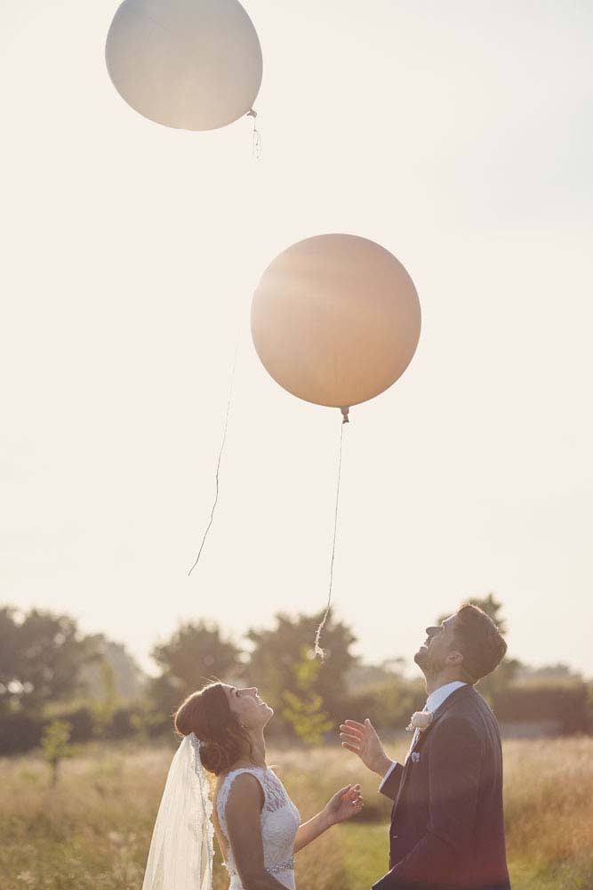 bride and groom releasing balloons at Moreves Barn in Sudbury Suffolk - www.helloromance.co.uk