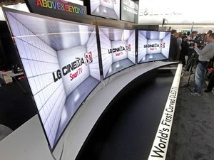 LG mostra aparelhos de TV com telas curvas feitas de OLED na CES 2013 (Foto: Divulgação)