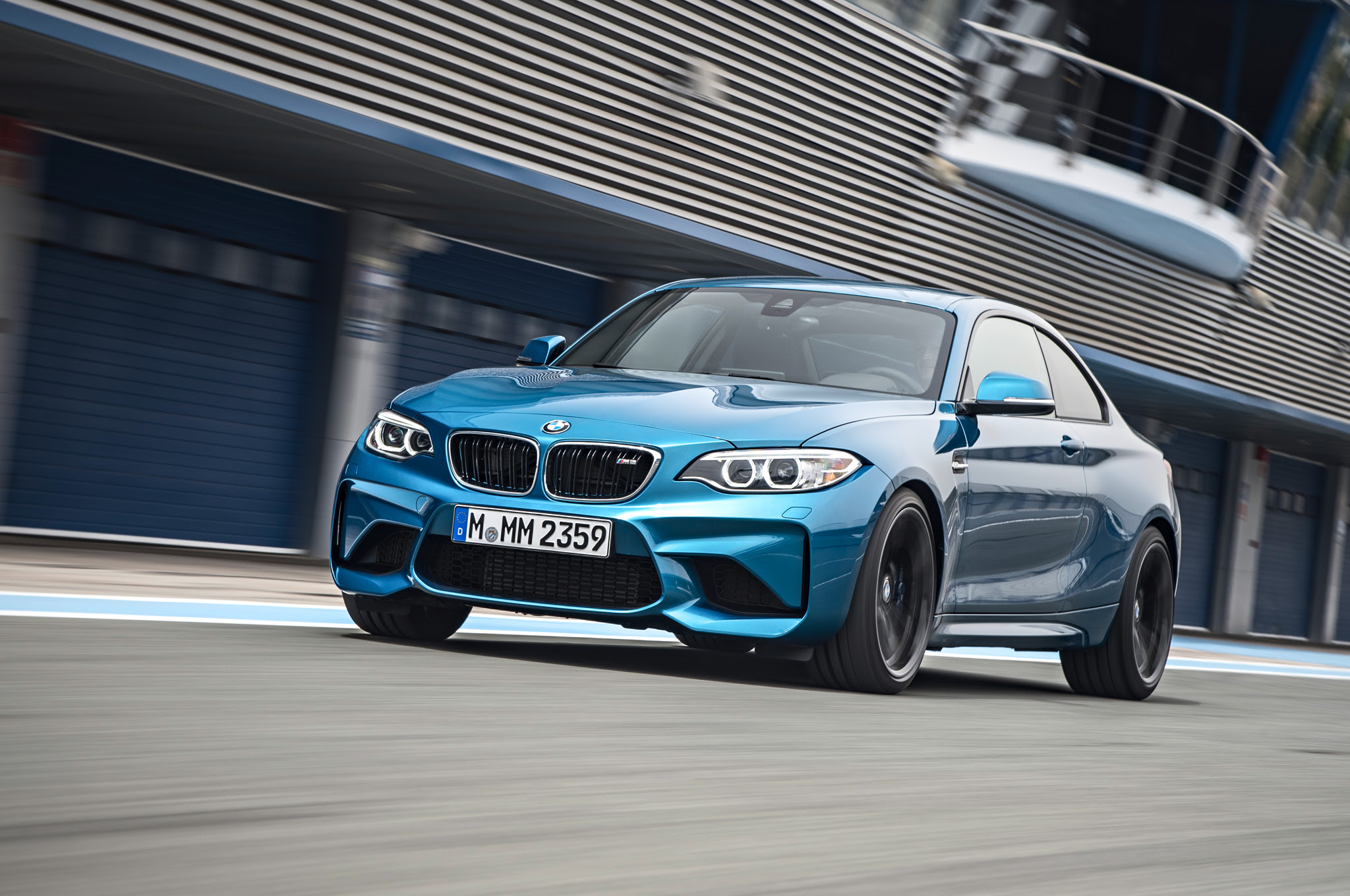 2016-BMW-M2-Coupe-front-three-quarter-in-motion-06