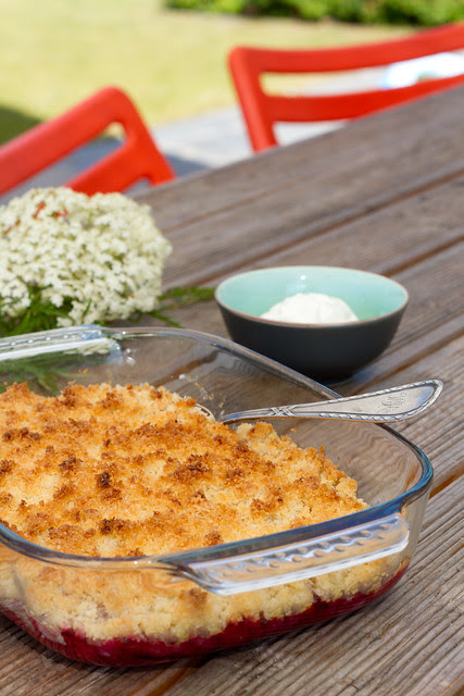 Raspberry and coconut crumble. Vaarika-kookoshelbevorm.