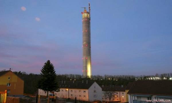 Thang máy MULTI có thể di chuyển hai chiều ngang dọc được thử nghiệm tại Đức. Ảnh: Reuters.