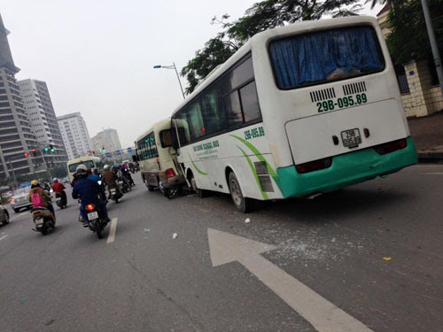 Xe tang mất lái gây tai nạn liện hoàn, 1 người tử vong - 1