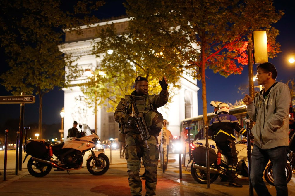 Soldado armado faz guarda em rua perto da avenida Champs Elysees em Paris após o tiroteio desta quinta-feira (20) (Foto: REUTERS/Benoit Tessier)