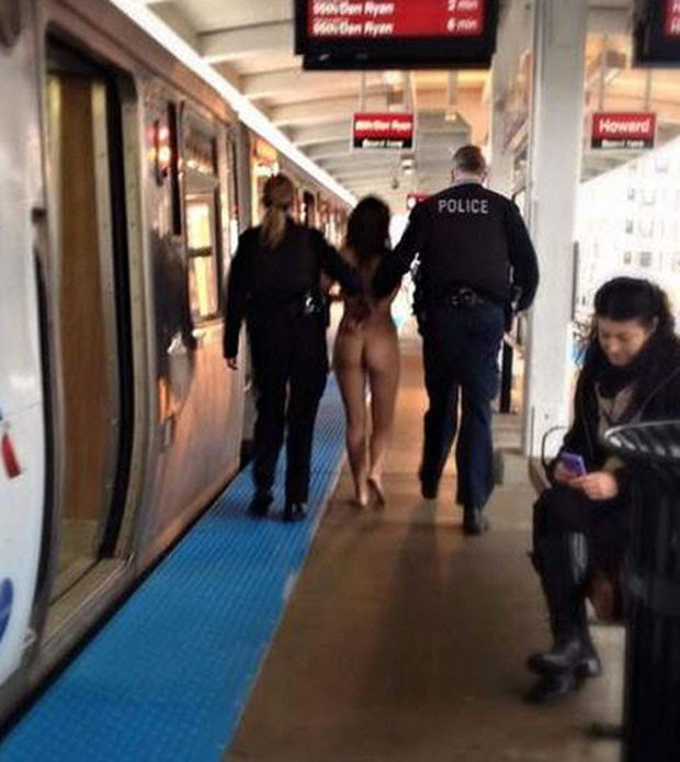 Mulher foi detida após ser flagrada nua em trem de Chicago (Foto: Reprodução/Twitter/LeChiMo)