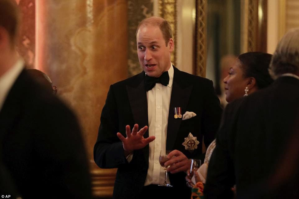 PrÃncipe William da Grã-Bretanha fala aos convidados durante uma recepção no Jantar da Rainha para o Encontro de Chefes de Governo da CommonwealthÂ