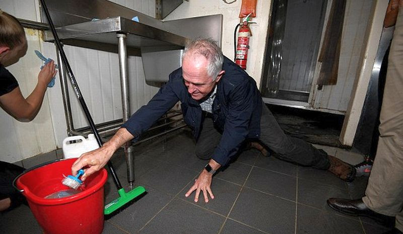 PM Australia Malcolm Turnbull membantu membersihkan restoran pasca-terjangan topan Debbie dan badai melanda kawasan New South Wales. (Foto: AAP)