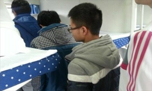 Passengers wait in line to buy Wi-Fi service from a 19-year-old student surnamed Wang. Photo: weibo.com