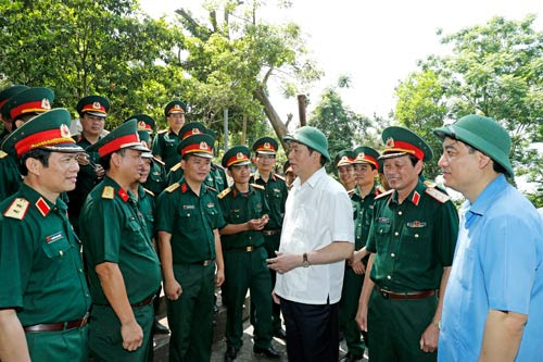  Chủ tịch nước Trần Đại Quang thăm cán bộ, chiến sĩ ở Nghệ An Ảnh: TTXVN 