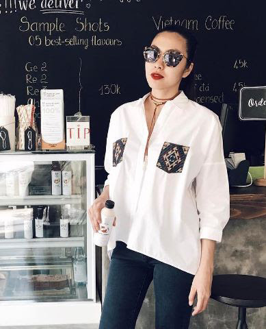  Để thú vị hơn cô cũng khéo léo chọn những món phụ kiện xinh xắn làm điểm nhấn. 