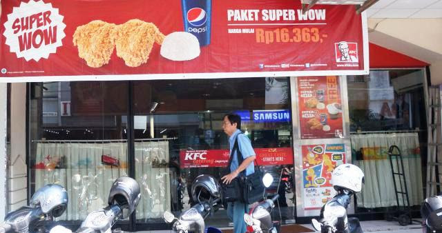 FOTO RAMADAN 2015 : Begini KFC Tutup Separuh Kaca 