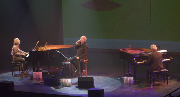 Francesc Burrull y Manel Camp acompañan a Joan Isaac en «Confessió» en uno de los momentos más mágicos de la noche. © Xavier Pintanel