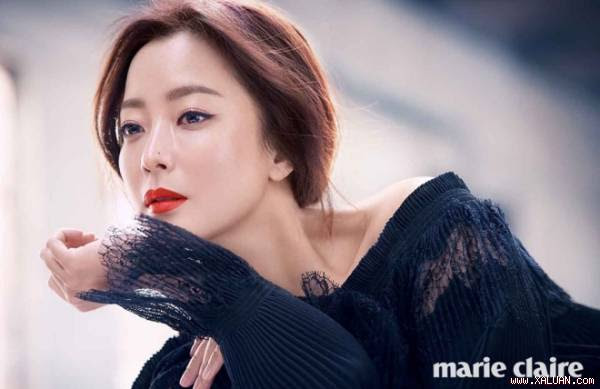 Xuất hiện trên trang bìa tạp chí Marie Claire số mới nhất, Kim Hee Sun gây chú ý với nhan sắc trẻ trung, dù đã bước sang tuổi 40.