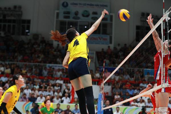 Bóng chuyền nữ Bình Điền Long An vỡ oà khi vào chung kết