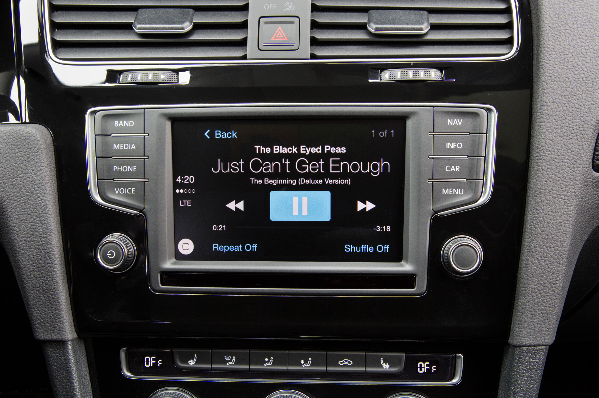 2016 Volkswagen Golf SEL audio screen