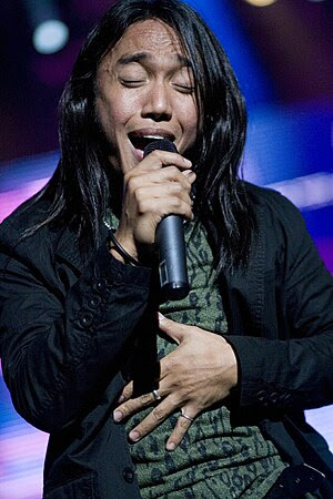 Arnel Pineda performs with Journey @ PNC Bank ...