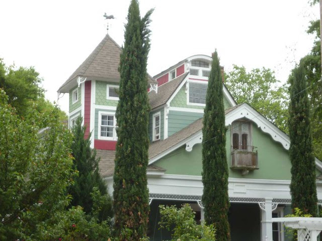 P1090888-2011-04-15-Hapeville-S-Funton-Ave-Maison-LaVigne-BnB-roofline-Vane