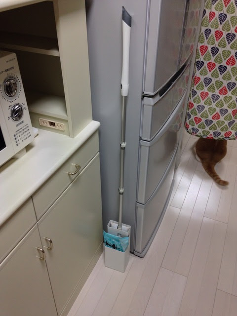 キッチンの床掃除のコツをご紹介 キレイを保つ 汚さない方法は Izilook