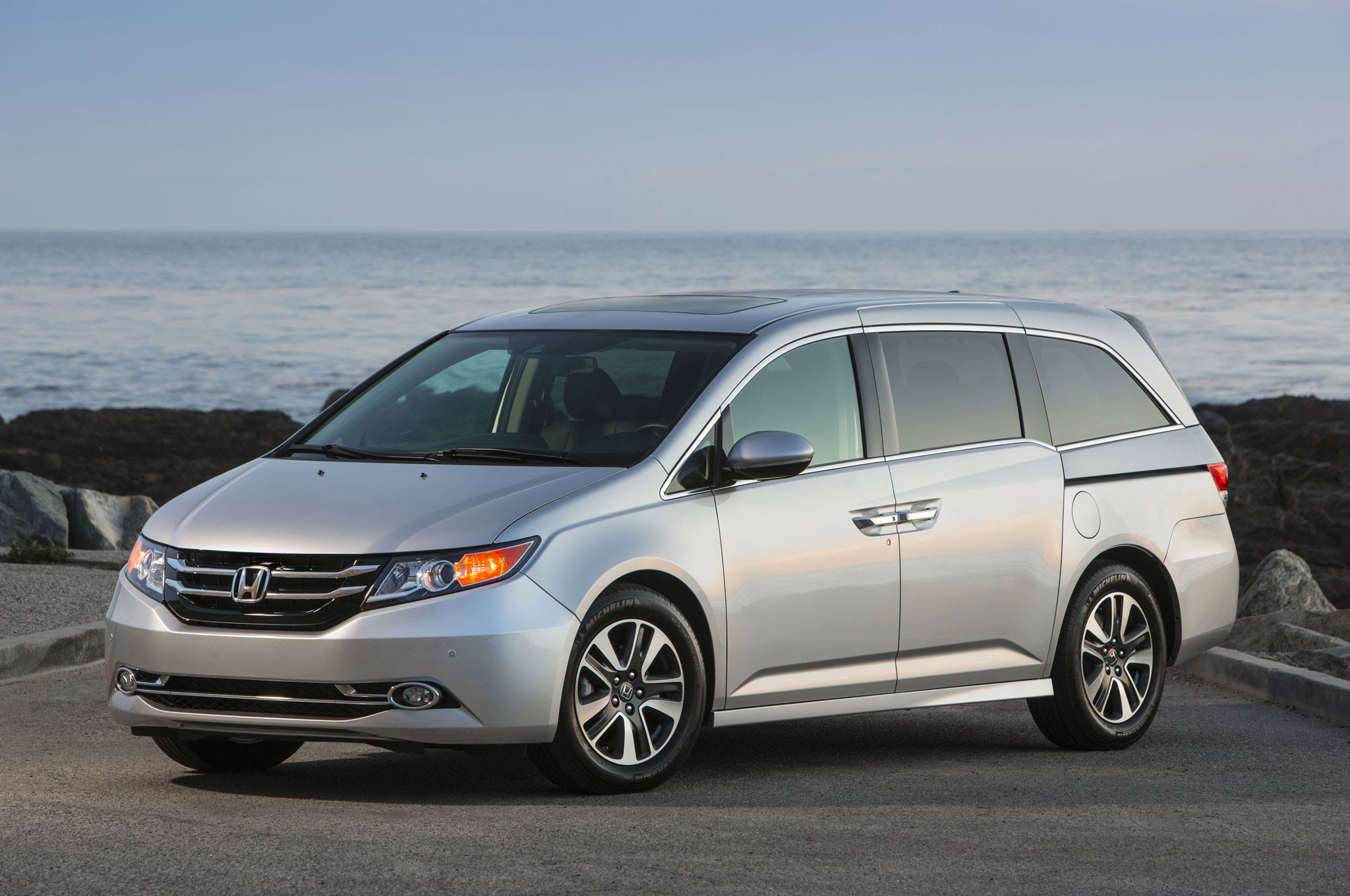 2016-Honda-Odyssey-front-three-quarter-01