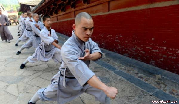 Các nhà sư tập luyện Kungfu ở Chùa Thiếu Lâm, Đăng Phong, tỉnh Hà Nam, Trung Quốc