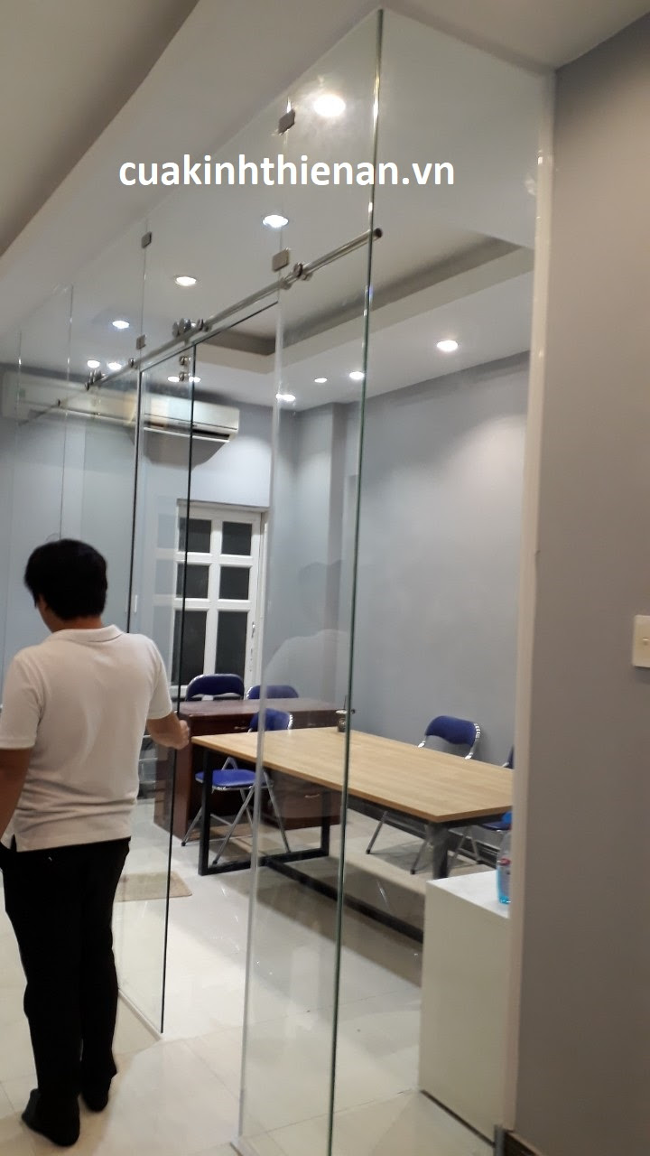 lắp cửa kính lùa treo