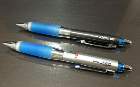癒やしのボールペン 三菱鉛筆 ボールペン アルファゲル やわらかめ癒し系タイプ 0 7mm ロイヤルブルーのレビュー ジグソー レビューメディア