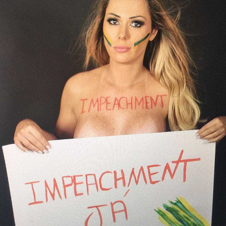 Após greve de sexo, musa dos protestos fica nua e festeja impeachment