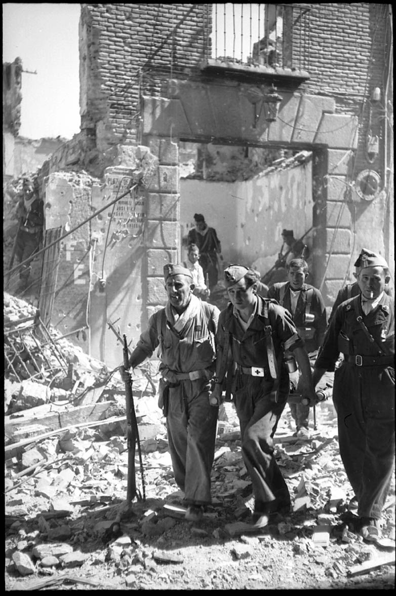 Evacuación de heridos en los combates del asedio al Alcázar de Toledo en septiembre de 1936. Fondo del Estudio Fotográfico Alfonso. Archivo General de la Administración. Ministerio de Cultura