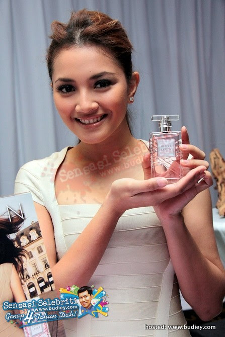 Nur Fazura duta Avon