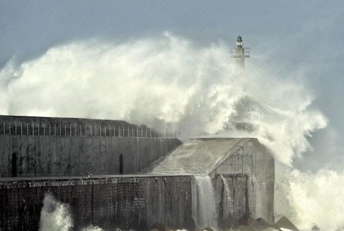 Lighthouses and Waves (43 pics)