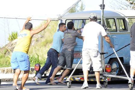 Cauã Reymond é flagrado com o pé machucado em gravação de ‘Avenida Brasil’