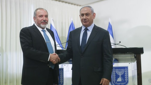 Le Premier ministre Benjamin Netanyahu et le chef du parti Yisrael Beytenu Avigdor Liberman après la signature de l'accord de coalition, à la Knesset, le mercredi 25 mai 2016. (Crédit : Yonatan Sindel / FLASH90)