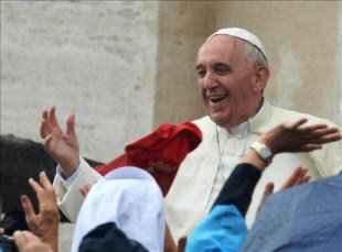 El papa Francisco saluda a los miles de peregrinos que aguardan con paraguas bajo la lluvia para asistir a la audiencia general de todos los miércoles en la Plaza de San Pedro del Vaticano, en El Vaticano, el 9 de octubre de 2013. EFE