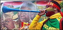 Un aficionado sudafricano enfrente de una imagen de Nelson Mandela