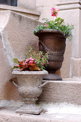 UrnswithFlowers