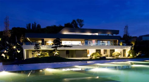 A Mansão Luxuosa de Cristiano Ronaldo A Mansão Luxuosa de Cristiano Ronaldo
