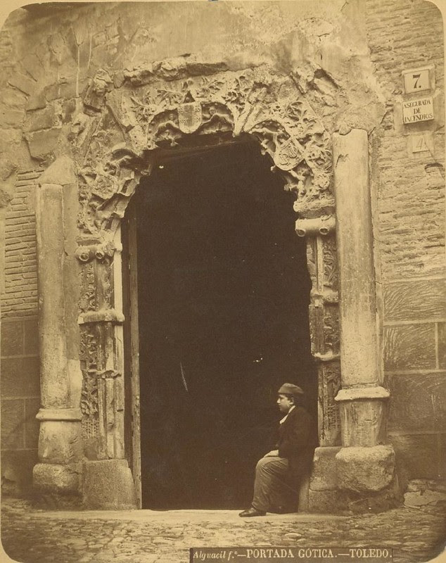 Portada del Palacio de los Condes de Peromoro (hoy en la Audiencia) en su emplazamiento original en la Calle Instituto en Toledo hacia 1875. Fotografía de Casiano Alguacil © Museo del Traje. Centro de Investigación del Patrimonio Etnológico. Ministerio de