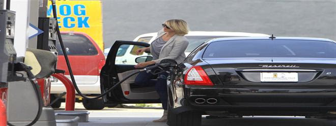 برغم ثروتها الطائلة , لماذا تفضل كاميرون دياز قيادة تويوتا بيريوس