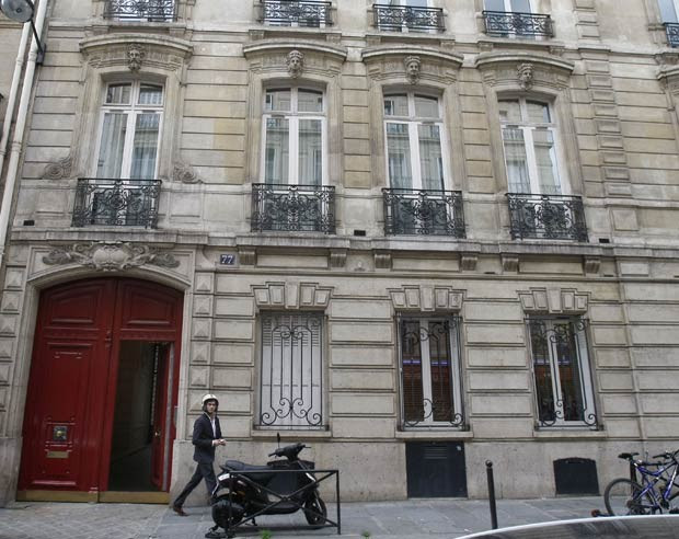 Fachada do prédio que abriga os escritórios do ex-presidente francês Nicolas Sarkozy é vista nesta terça-feira (3) em Paris (Foto: AP)