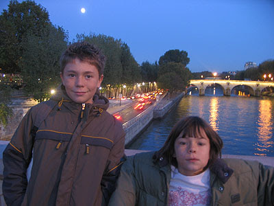 Clem et Zoé sur pont